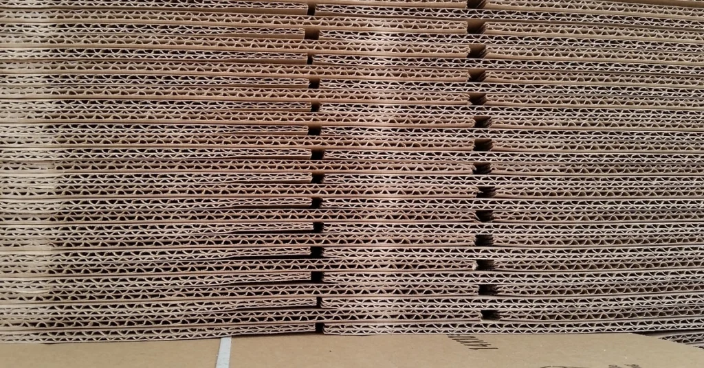 Cutii de carton ambalate pe paleti